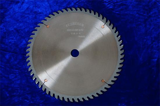 硬質(zhì)合金鋸片切割轉(zhuǎn)動(dòng)操作規(guī)范