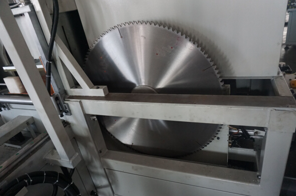 關于鋸片在使用過程中跑偏是怎么回事？