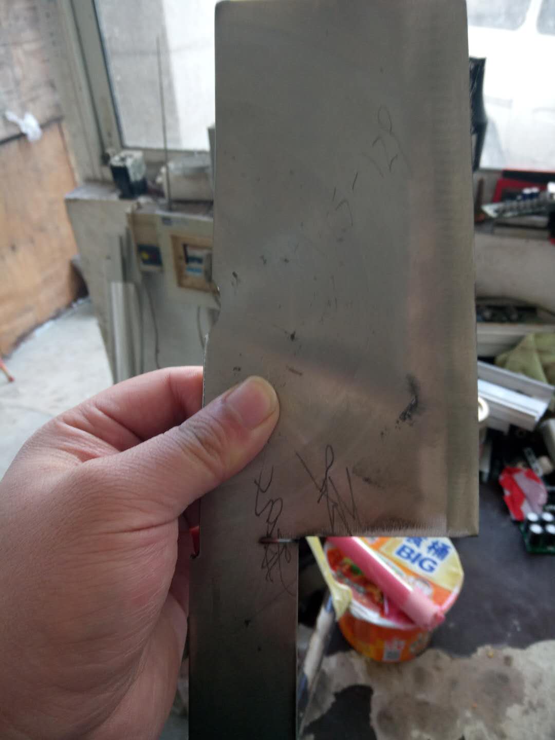 他用富士鋸片做了一把刀，竟然如此鋒利、堅(jiān)固