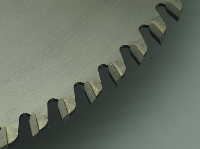 合金鋸片鋸切出現裂縫、蹦齒，從3個方面找原因