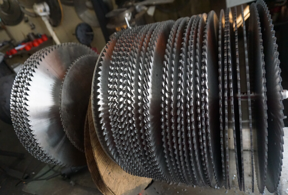 他訂購5片切鋁合金鋸片，希望無毛刺、不爆邊，怎樣了？