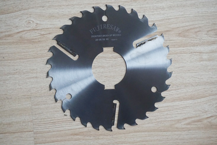 豐金銳友情提醒:使用方木多片鋸過程中需要注意的事項(xiàng)