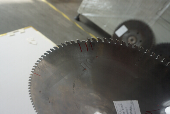 鋸片老是斷刀體，換了富士鋸片再也不斷刀體了