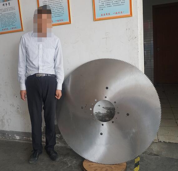 1200mm錳鋼鋸片切割45#圓鋼，厚度可做到9.6mm